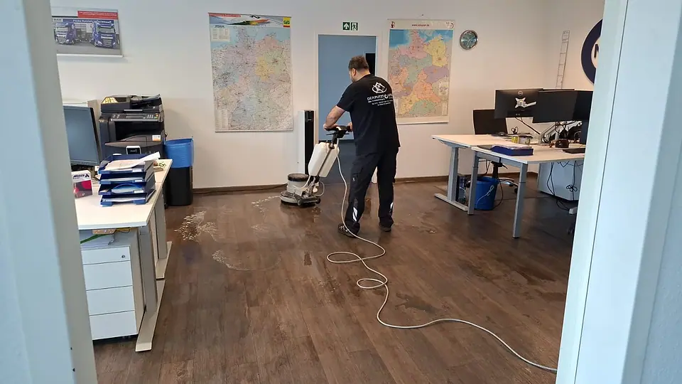 Bodenreinigung mit der Einscheibenmaschine in einem Büro