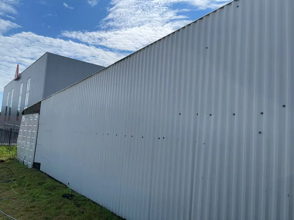 Dieselbe Hallenwand nach der Reinigung