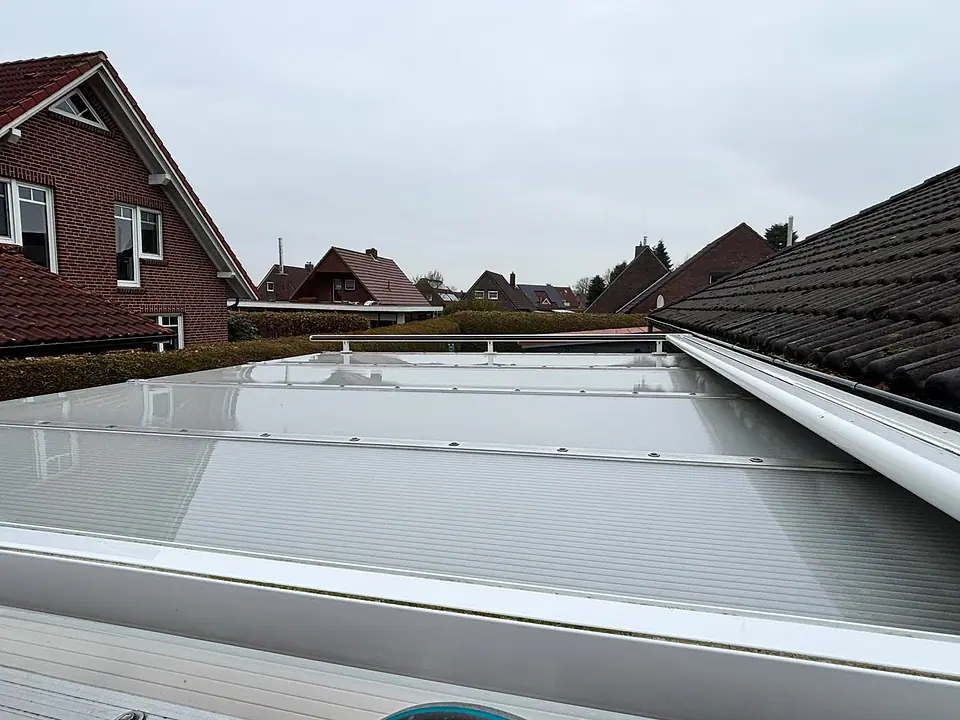 Dasselbe Terrassendach nach der Reinigung