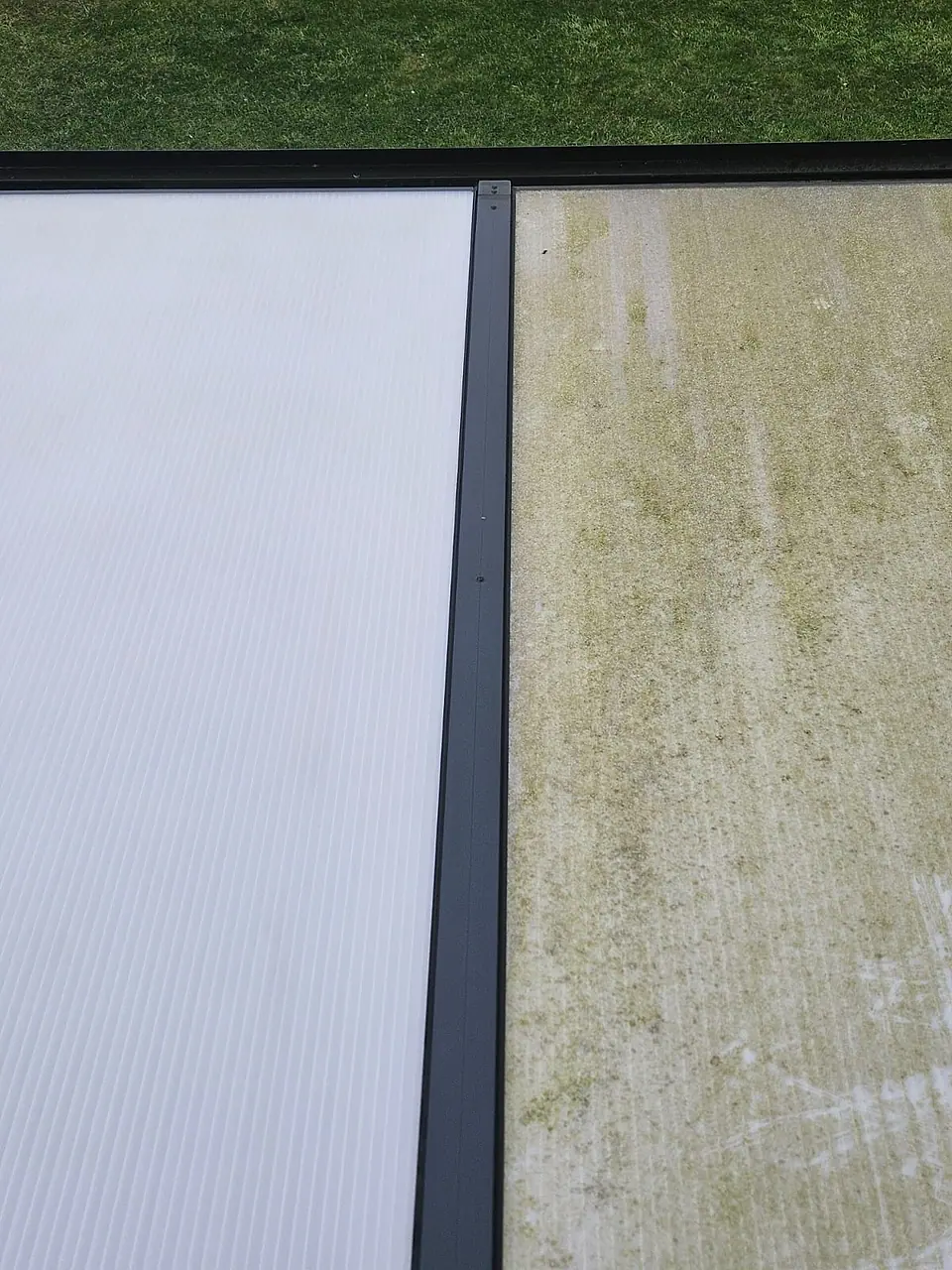 Stegplatten: links gereinigt, rechts noch veralgt