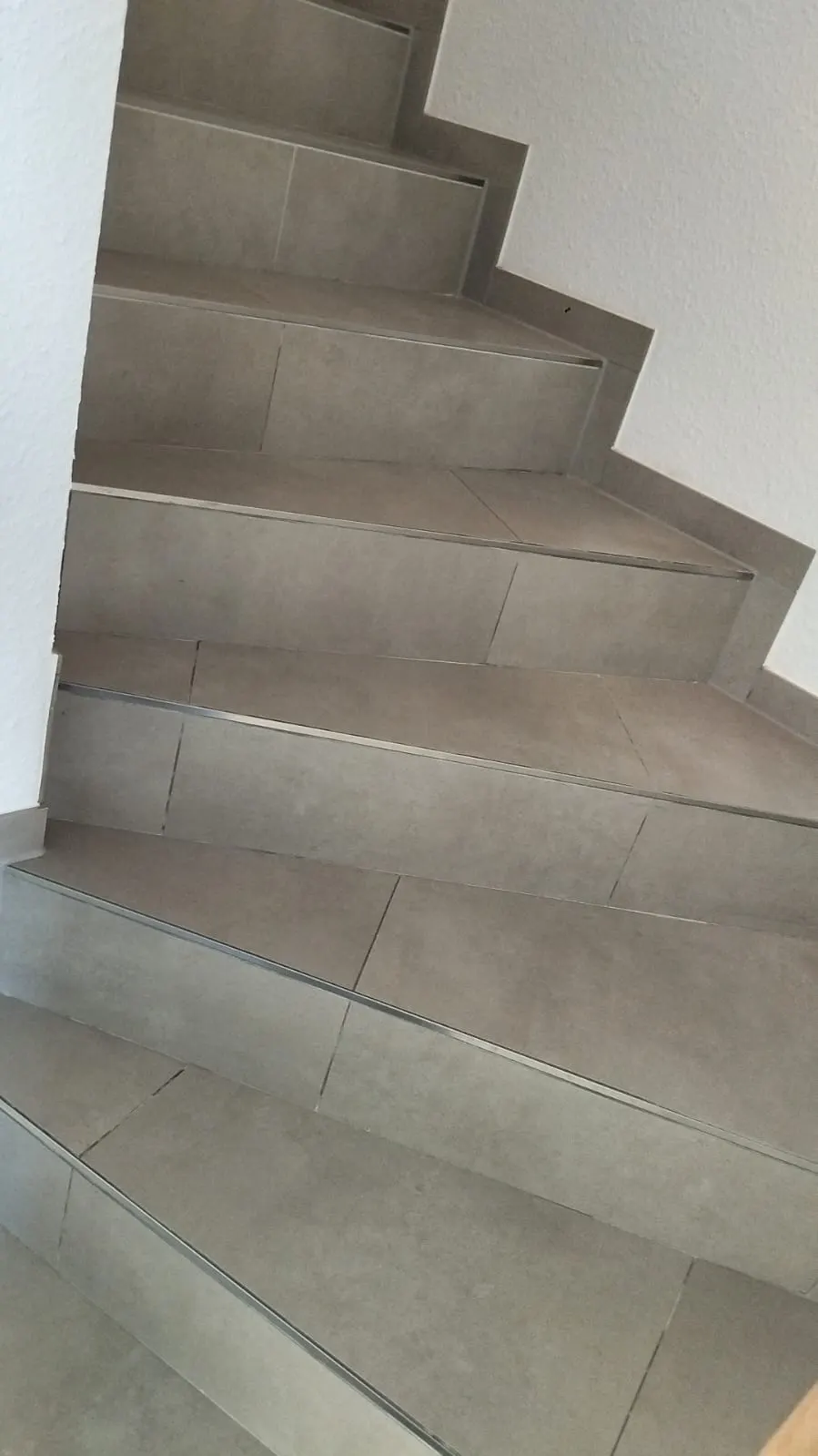 Gefliestes Treppenhaus nach der Reinigung