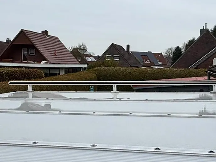 Dasselbe Terrassendach nach der Reinigung, die Stegplatten sind wieder hell