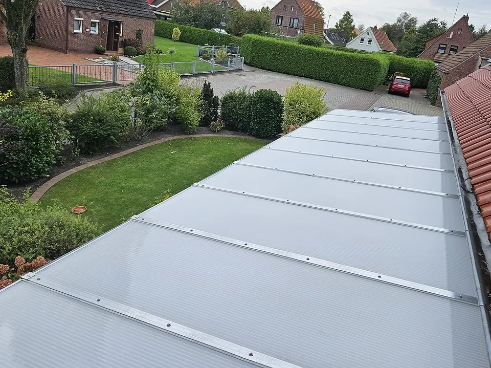 Dasselbe Terrassendach nach der Reinigung, die Platten sind wieder hell