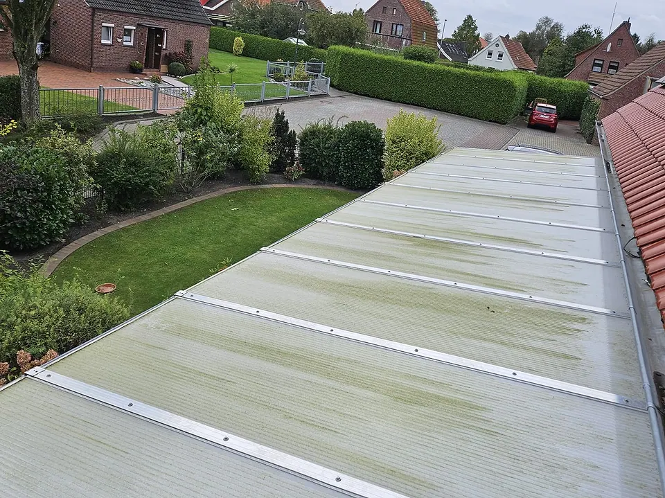 Terrassendach aus Stegplatten mit grünen Belagstreifen